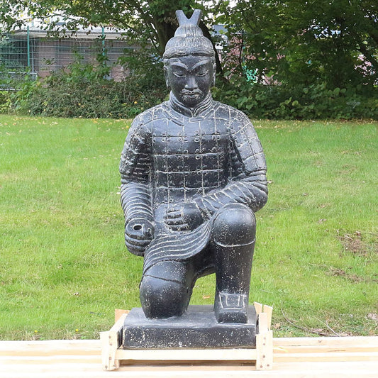 Samurai Krieger aus Stein Japan Steinfigur Skulptur Gartenfigur Massiv frostsicher für innen und aussen Steinkrieger sitzend 100 cm