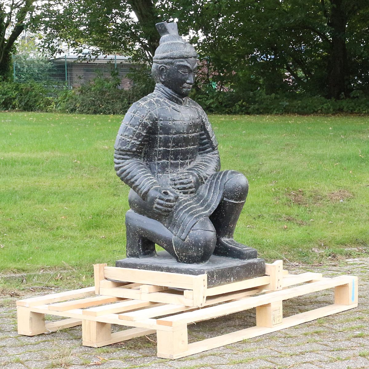 Samurai Krieger aus Stein Japan Steinfigur Skulptur Gartenfigur Massiv frostsicher für innen und aussen Steinkrieger sitzend 100 cm