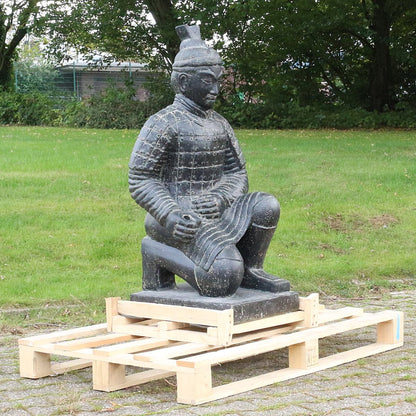 Samurai Krieger aus Stein Japan Steinfigur Skulptur Gartenfigur Massiv frostsicher für innen und aussen Steinkrieger sitzend 100 cm