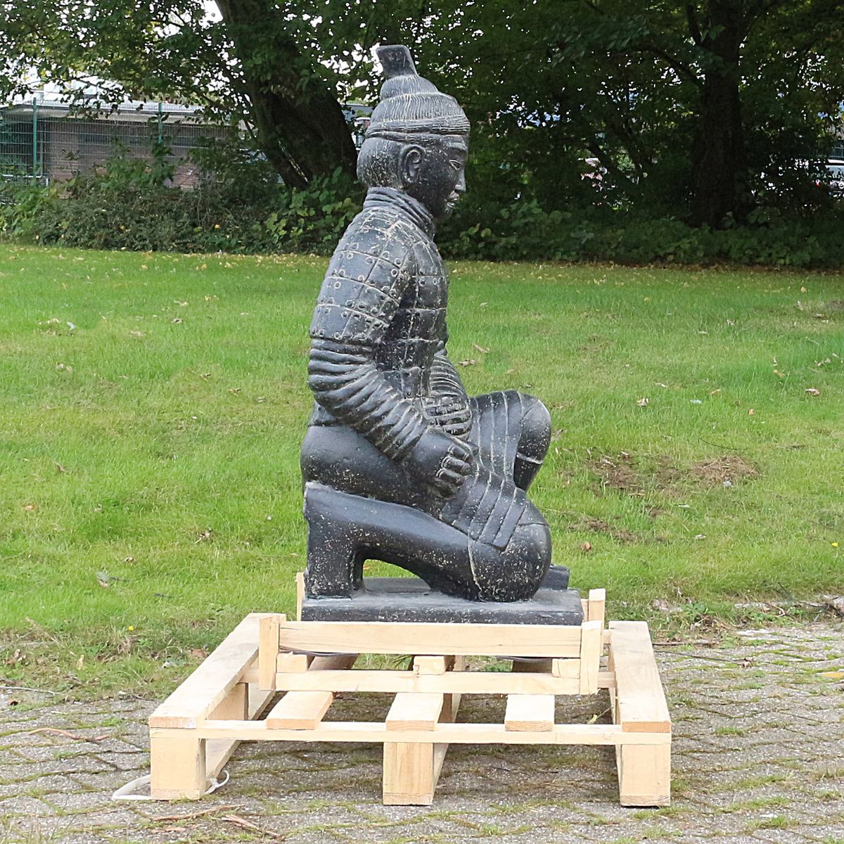 Samurai Krieger aus Stein Japan Steinfigur Skulptur Gartenfigur Massiv frostsicher für innen und aussen Steinkrieger sitzend 100 cm