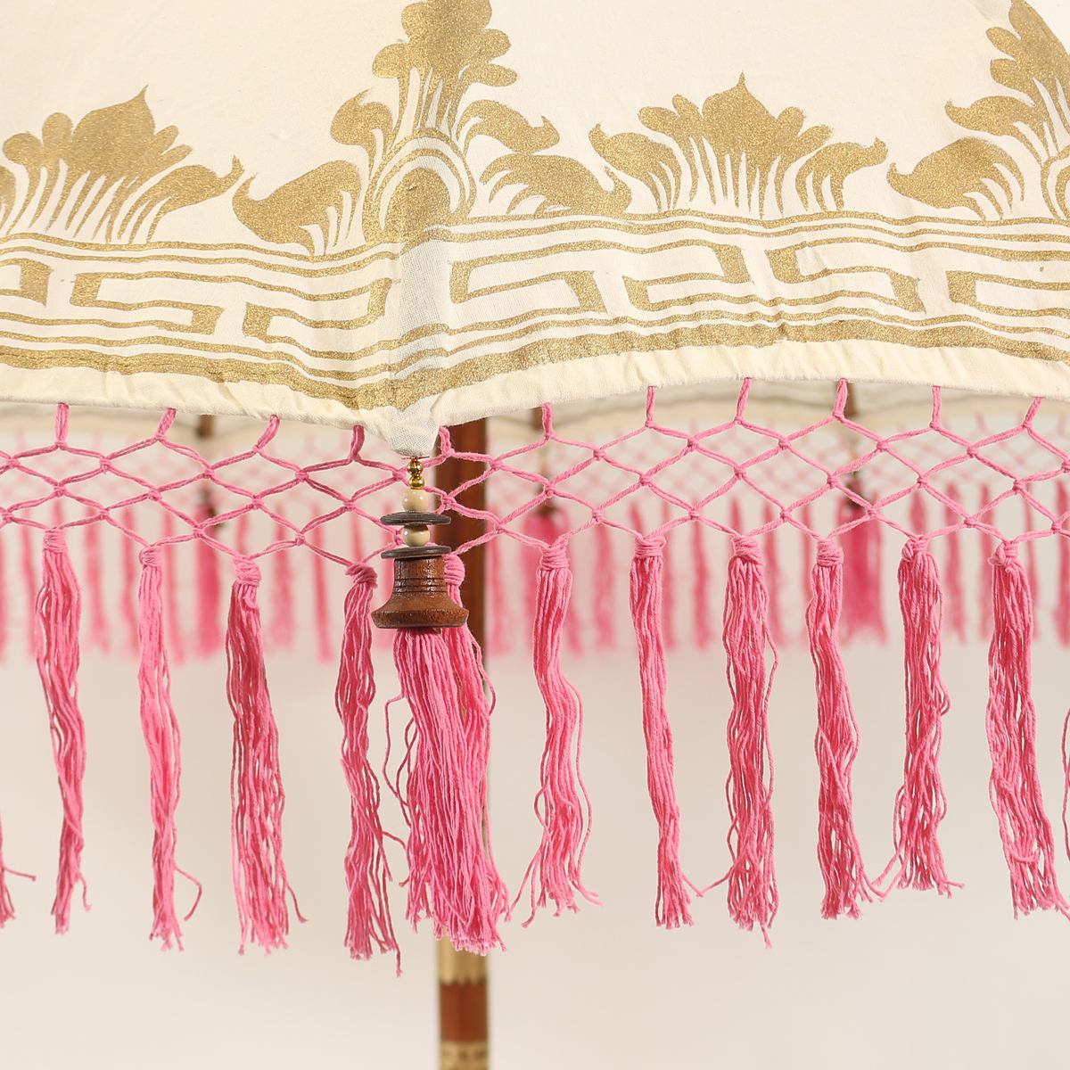 Balinesischer Sonnenschirm 180 cm mit goldener Bemalung Weiß Pink