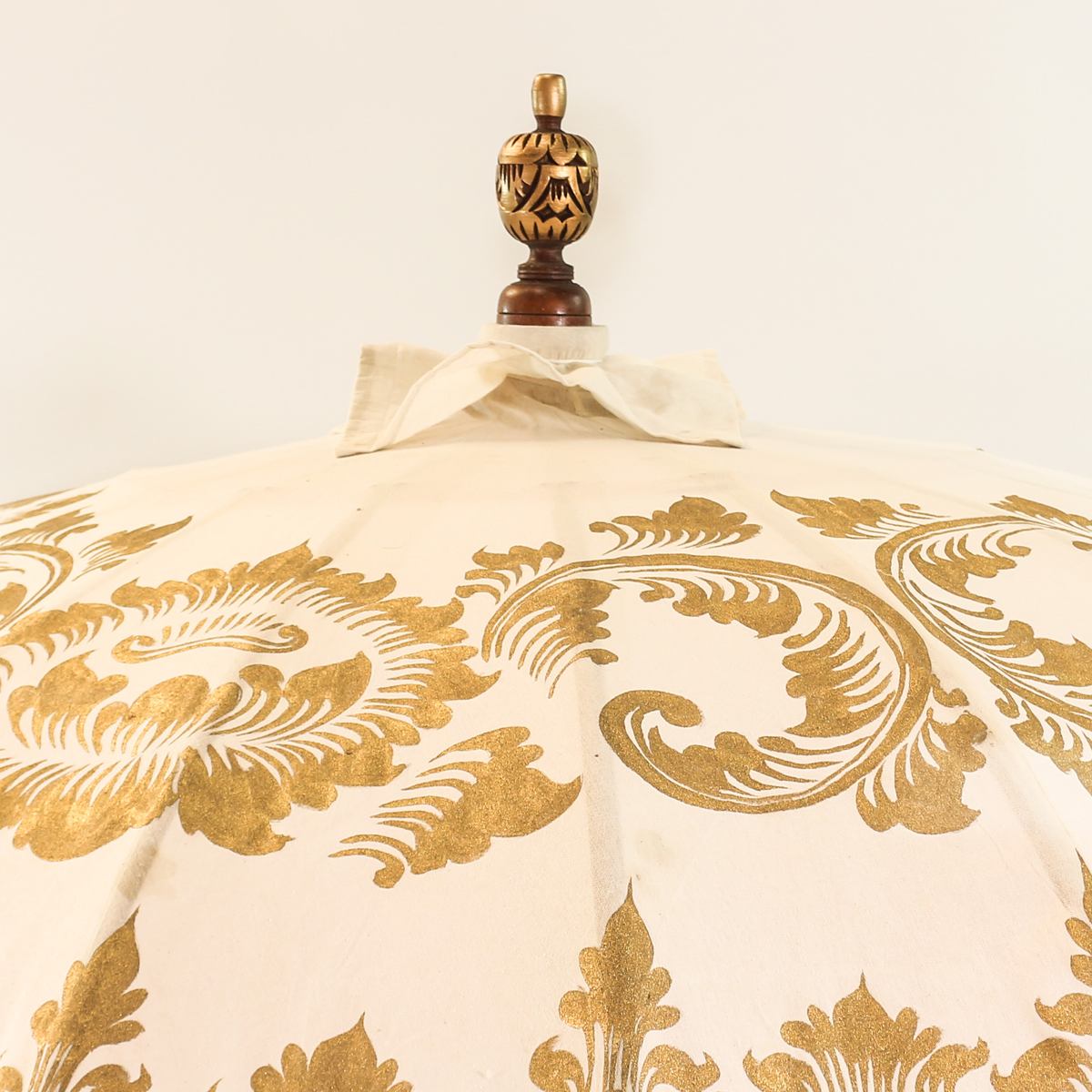 Balinesischer Sonnenschirm 180 cm mit goldener Bemalung Weiß Pink